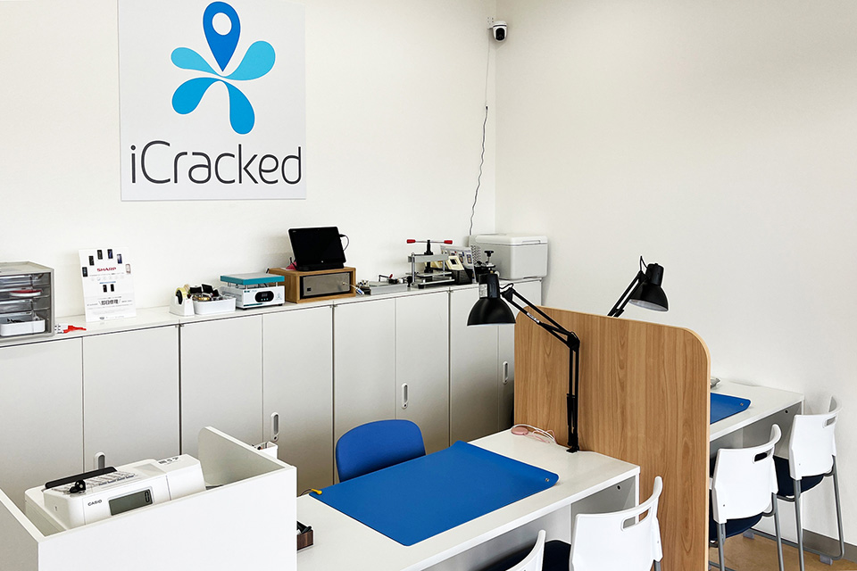 iCracked Storeイオンスタイル秋田茨島店